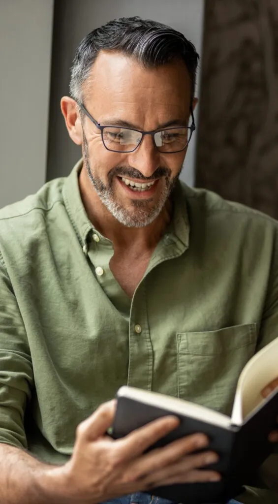 Mann liest entspannt mit Lesebrillen